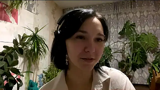Snapshot of EmilyVeiro chatting on 12.13.25 EmilyVeiro online show from 12.13.25