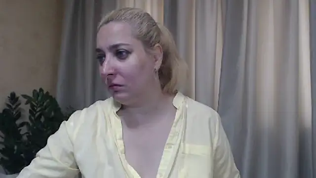 Snapshot of sweetpussy13 chatting on 06.18.26 sweetpussy13 online show from 06.18.26