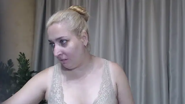 Snapshot of sweetpussy13 chatting on 07.28.26 sweetpussy13 online show from 07.28.26