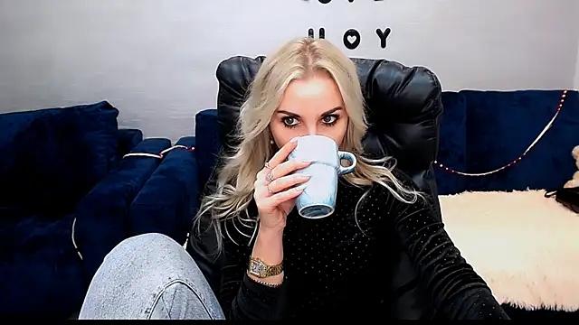 Snapshot of Hanna--Sweet chatting on 12.16.25 Hanna--Sweet online show from 12.16.25