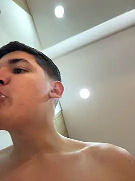 Snapshot of Valentino_ceratti chatting on 12.15.25 Valentino ceratti online show from 12.15.25