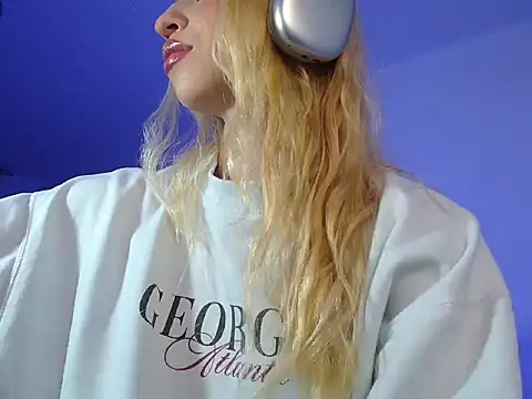 Snapshot of alina_lee chatting on 12.19.25 alina lee online show from 12.19.25