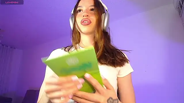 Snapshot of alina_lee chatting on 03.10.26 alina lee online show from 03.10.26