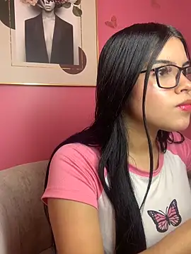 Snapshot of PrettyDafnne chatting on 12.15.25 PrettyDafnne online show from 12.15.25