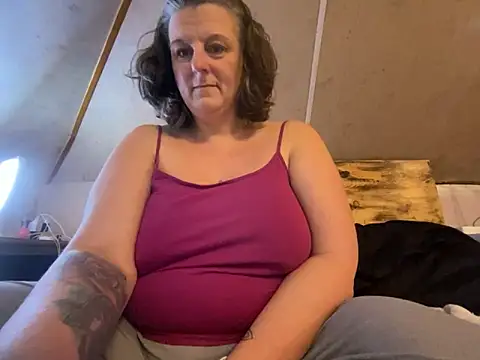 Snapshot of MommaBear5676 chatting on 12.15.25 MommaBear5676 online show from 12.15.25