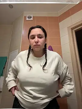 Snapshot of luisa_evans chatting on 12.15.25 luisa evans online show from 12.15.25