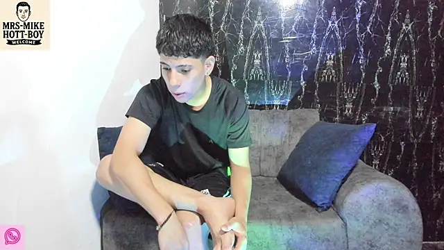 Snapshot of Mrs-mike-hott-boy chatting on 12.15.25 Mrs-mike-hott-boy online show from 12.15.25