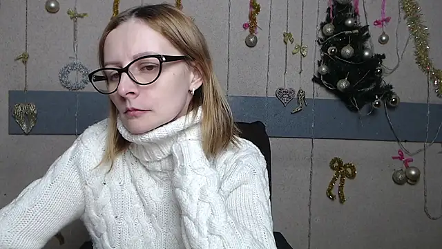 Snapshot of AliceMillss chatting on 12.17.25 AliceMillss online show from 12.17.25