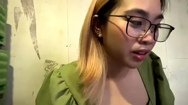 Snapshot of LenoraFrailey chatting on 12.20.25 LenoraFrailey online show from 12.20.25