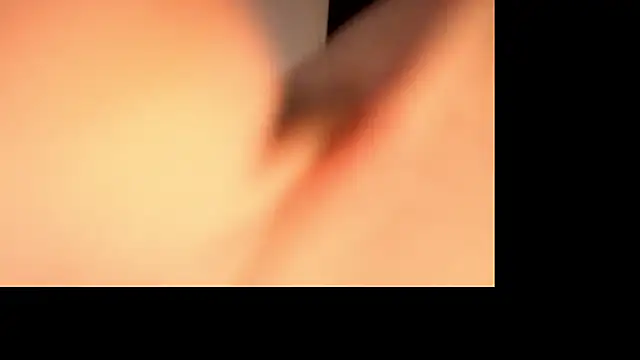 Snapshot of bluntbeautyxo chatting on 12.16.25 bluntbeautyxo online show from 12.16.25