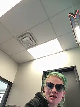 Snapshot of bluntbeautyxo chatting on 03.31.26 bluntbeautyxo online show from 03.31.26