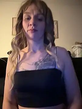 Snapshot of bluntbeautyxo chatting on 04.02.26 bluntbeautyxo online show from 04.02.26