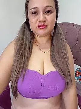 Snapshot of MMia_18 chatting on 12.13.25 MMia 18 online show from 12.13.25