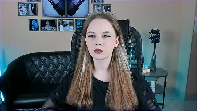 Snapshot of SsoniaRay chatting on 12.17.25 SsoniaRay online show from 12.17.25