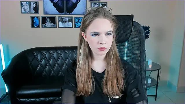 Snapshot of SsoniaRay chatting on 12.18.25 SsoniaRay online show from 12.18.25