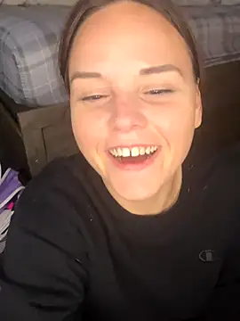 Snapshot of TrendySunrise62 chatting on 12.17.25 TrendySunrise62 online show from 12.17.25