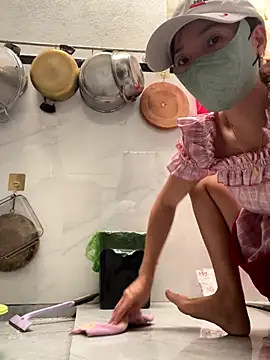 Snapshot of Keomut6 chatting on 12.21.25 Keomut6 online show from 12.21.25