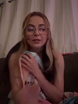 Snapshot of sugxrfox chatting on 12.16.25 sugxrfox online show from 12.16.25