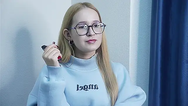 Snapshot of GwynKnispel chatting on 12.16.25 GwynKnispel online show from 12.16.25