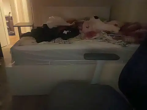 Snapshot of CologneAura chatting on 04.06.26 CologneAura online show from 04.06.26