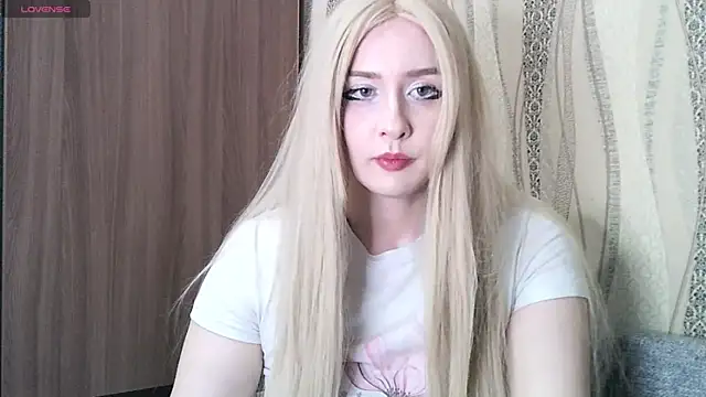 Snapshot of Nikki_Roseana chatting on 12.17.25 Nikki Roseana online show from 12.17.25