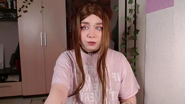 Snapshot of Yuly_Soft chatting on 12.18.25 Yuly Soft online show from 12.18.25