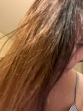 Snapshot of BellaBunny25 chatting on 12.16.25 BellaBunny25 online show from 12.16.25