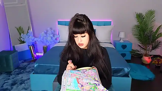 Snapshot of EvaNani chatting on 12.16.25 EvaNani online show from 12.16.25