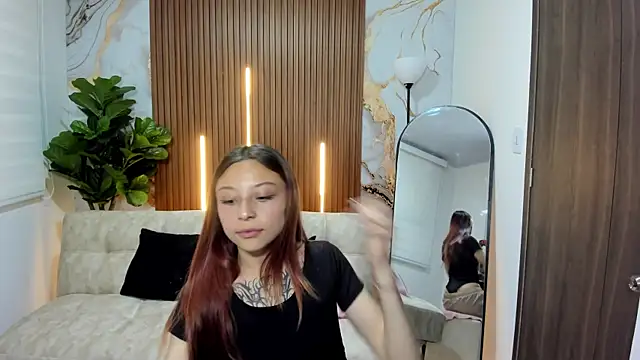 Snapshot of Nickie_reed_ chatting on 12.17.25 Nickie reed online show from 12.17.25