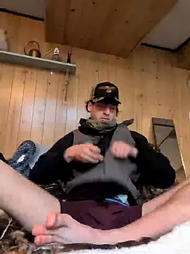 Snapshot of B8RHUNG chatting on 12.16.25 B8RHUNG online show from 12.16.25