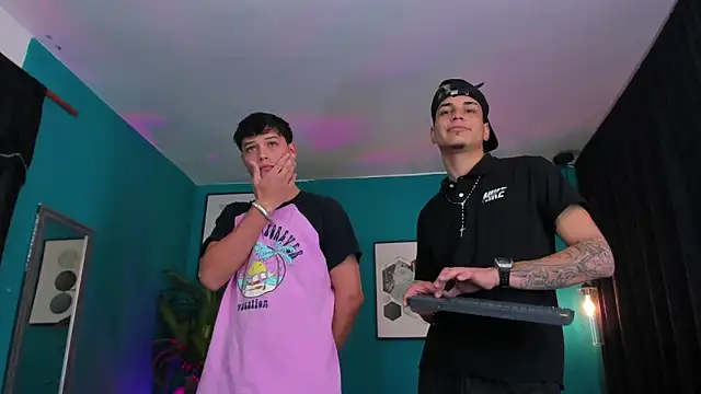 Snapshot of Oficial_KingOfHeavens chatting on 12.22.25 Oficial KingOfHeavens online show from 12.22.25