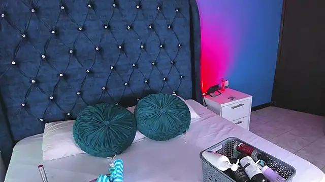 Issa Clark01 online show from 06.17.26