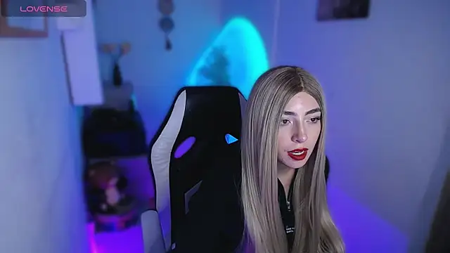 Snapshot of channel_blondee chatting on 03.12.26 channel blondee online show from 03.12.26