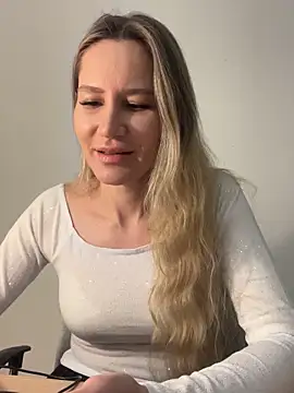 Snapshot of 1Moonlight1 chatting on 12.21.25 1Moonlight1 online show from 12.21.25