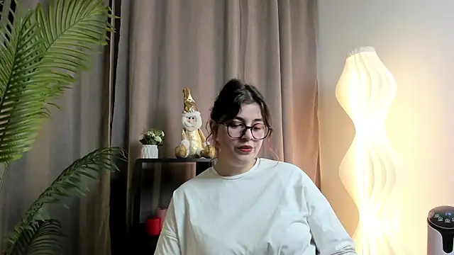 Snapshot of SuzieAllery chatting on 12.18.25 SuzieAllery online show from 12.18.25