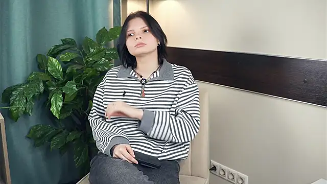 Snapshot of LurleneRanft chatting on 12.18.25 LurleneRanft online show from 12.18.25