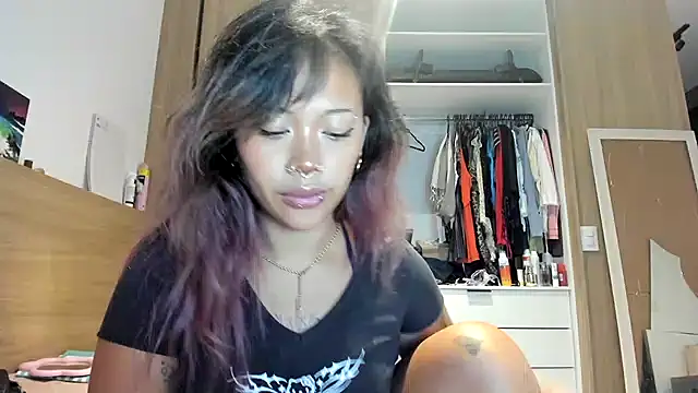 Snapshot of heavenngirlyy444 chatting on 12.18.25 heavenngirlyy444 online show from 12.18.25