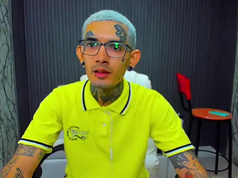 Snapshot of Boy_tatto77 chatting on 12.17.25 Boy tatto77 online show from 12.17.25