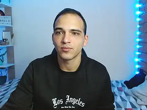 Snapshot of MaaX2330 chatting on 12.18.25 MaaX2330 online show from 12.18.25