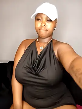 Snapshot of queen_serves chatting on 12.18.25 queen serves online show from 12.18.25