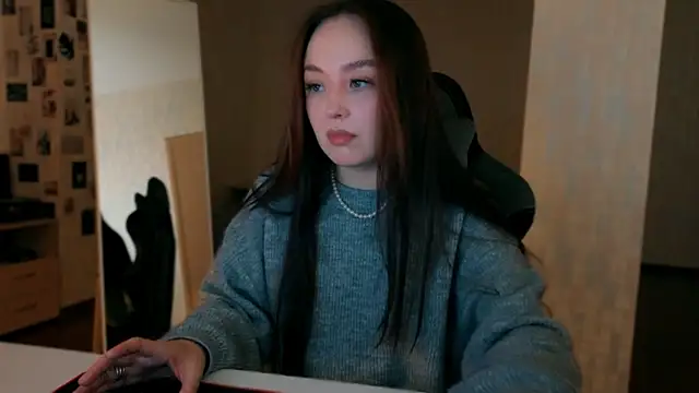 Snapshot of fallin_lovee chatting on 12.20.25 fallin lovee online show from 12.20.25