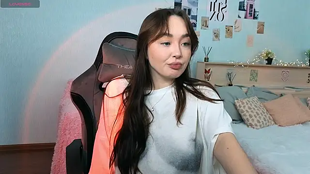 Snapshot of fallin_lovee chatting on 12.23.25 fallin lovee online show from 12.23.25