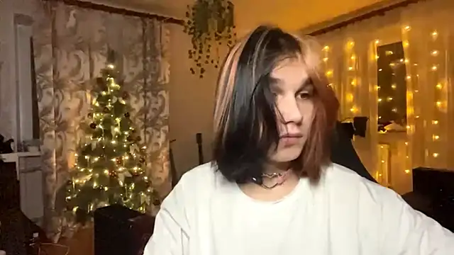 Snapshot of emo_sweet chatting on 12.18.25 emo sweet online show from 12.18.25