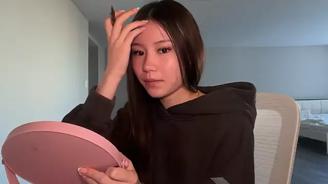 Snapshot of luvvivii chatting on 06.17.26 luvvivii online show from 06.17.26