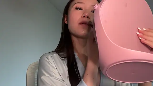 Snapshot of luvvivii chatting on 06.23.26 luvvivii online show from 06.23.26