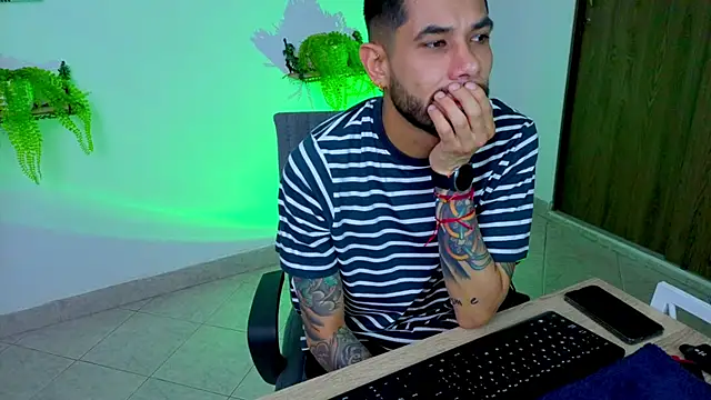 Snapshot of RexLive_Medusa chatting on 12.20.25 RexLive Medusa online show from 12.20.25