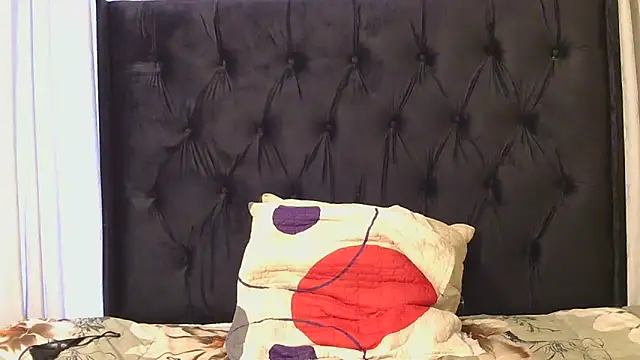 Snapshot of DesiredQueen27 chatting on 06.28.26 DesiredQueen27 online show from 06.28.26