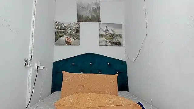 Snapshot of RedAssHottie chatting on 02.19.25 RedAssHottie online show from 02.19.25