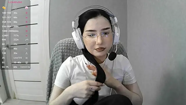 Snapshot of FaviolaHurl chatting on 12.20.25 FaviolaHurl online show from 12.20.25