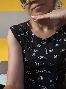 Snapshot of SexyMamiVee chatting on 06.15.26 SexyMamiVee online show from 06.15.26